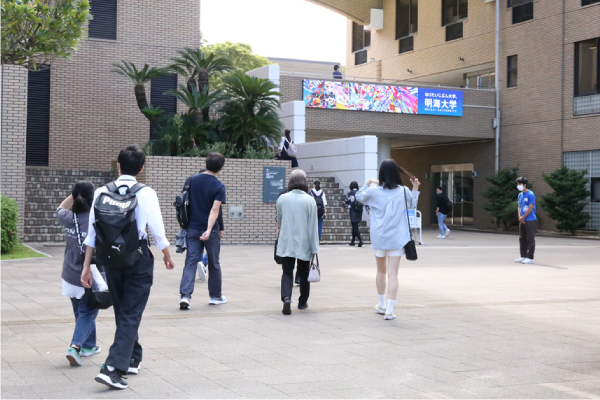 入口の様子｜明海大学 浦安キャンパス オープンキャンパス
